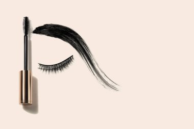 Fırça ve şişe tüpüyle kirpiklerin için rimel ürün modelleme için makyaj malzemesi.