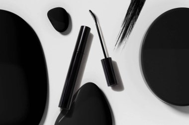 Fırça ve şişe tüpüyle kirpiklerin için rimel ürün modelleme için makyaj malzemesi.