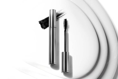 Fırça ve şişe tüpüyle kirpiklerin için rimel ürün modelleme için makyaj malzemesi.