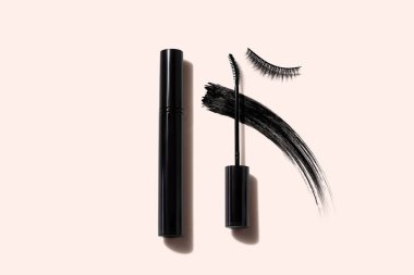 Fırça ve şişe tüpüyle kirpiklerin için rimel ürün modelleme için makyaj malzemesi.