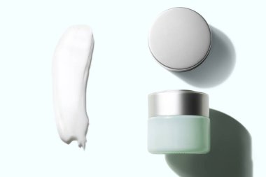 Spa vücut losyonu cilt bakımı kozmetik modeli ile şeker ve tuz lekesi fırçala, yüz bakımı