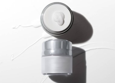 Spa vücut losyonu cilt bakımı kozmetik modeli ile şeker ve tuz lekesi fırçala, yüz bakımı