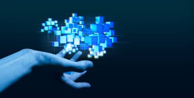 Siyah zemin üzerinde metaevren ağının hologramını tutan işadamı eli, İnternet sosyal çevrimiçi teknoloji, dijital kripto para