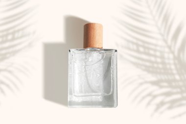 Tıbbi cilt bakımı şişesi kozmetik makyaj tüpü yüz bakımı, yüz temizleyici yüz köpüğü güzellik sağlık hizmetleri ambalajı su sıçraması.