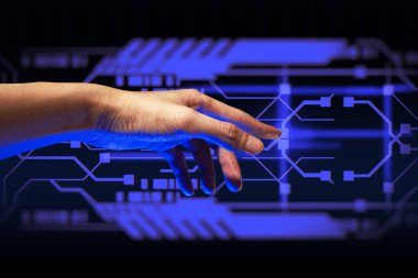 İnsanlar ya da iş adamları online ağ teknolojisinin bir hologramına dokunuyor.