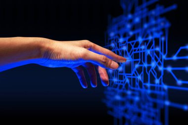 İnsanlar ya da iş adamları online ağ teknolojisinin bir hologramına dokunuyor.