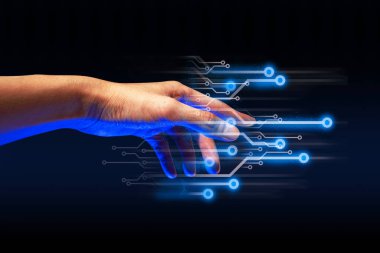 İnsanlar ya da iş adamları online ağ teknolojisinin bir hologramına dokunuyor.