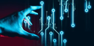 Programcı ya da işadamı elleri ağ teknolojisi çevrimiçi bilgisayar, iş ve finans uygulamalarının hologramına dokunuyor