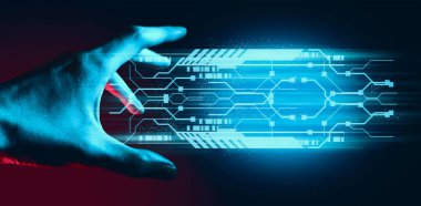 Programcı ya da işadamı elleri ağ teknolojisi çevrimiçi bilgisayar, iş ve finans uygulamalarının hologramına dokunuyor