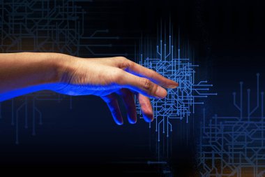 Programcı ya da işadamı elleri ağ teknolojisi çevrimiçi bilgisayar, iş ve finans uygulamalarının hologramına dokunuyor