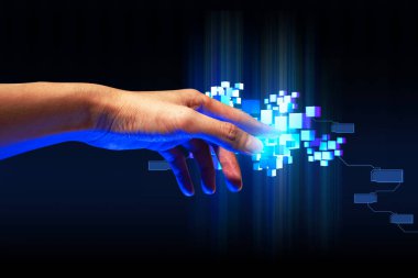Programcı ya da işadamı elleri ağ teknolojisi çevrimiçi bilgisayar, iş ve finans uygulamalarının hologramına dokunuyor