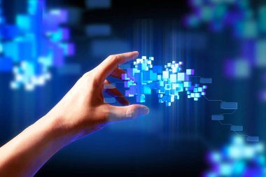 Programcı ya da işadamı elleri ağ teknolojisi çevrimiçi bilgisayar, iş ve finans uygulamalarının hologramına dokunuyor