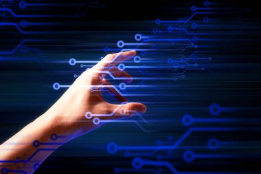 Programcı ya da işadamı elleri ağ teknolojisi çevrimiçi bilgisayar, iş ve finans uygulamalarının hologramına dokunuyor