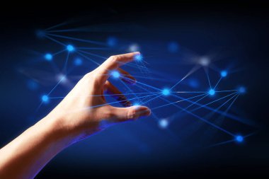 Programcı ya da işadamı elleri ağ teknolojisi çevrimiçi bilgisayar, iş ve finans uygulamalarının hologramına dokunuyor
