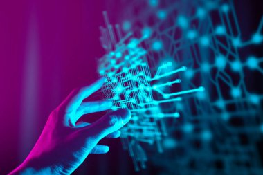 Bir iş adamının eli, teknolojik yapay zekayı sembolize eden finansal bir ağın holografik görüntüsüne dokunuyor.