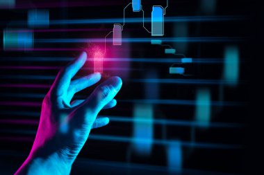 Bir iş adamının eli, teknolojik yapay zekayı sembolize eden finansal bir ağın holografik görüntüsüne dokunuyor.