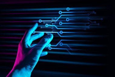 Bir iş adamının eli, teknolojik yapay zekayı sembolize eden finansal bir ağın holografik görüntüsüne dokunuyor.