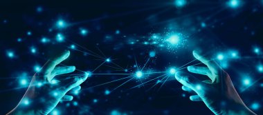 İşadamlarının interaktif eli, ticari ağ veri sisteminin hologramına dokunuyor. Teknoloji kavramı, insan kullanıcısı ile yapay zeka.