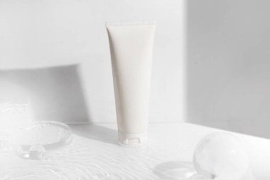 Makyaj kozmetik cilt bakımı krem losyon şişesi ürünleri için bir maket cam arka planda beyaz su damlasıyla ambalajlama.