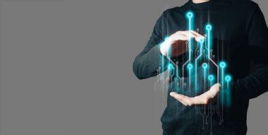 İşadamlarının interaktif eli, ticari ağ veri sisteminin hologramına dokunuyor. Teknoloji kavramı, insan kullanıcısı ile yapay zeka.