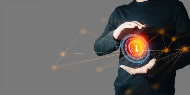 İşadamlarının interaktif eli, ticari ağ veri sisteminin hologramına dokunuyor. Teknoloji kavramı, insan kullanıcısı ile yapay zeka.