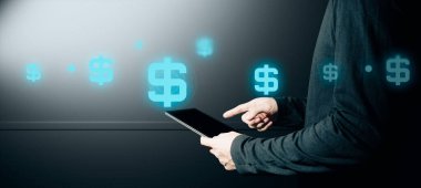 İşadamlarının etkileşimli eli, ticari ağ veri sisteminin hologramına dokunuyor. Teknoloji kavramı, insan kullanıcı uygulaması ile yapay zeka.