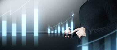 İşadamlarının etkileşimli eli, ticari ağ veri sisteminin hologramına dokunuyor. Teknoloji kavramı, insan kullanıcı uygulaması ile yapay zeka.