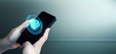 İşadamlarının etkileşimli eli, ticari ağ veri sisteminin hologramına dokunuyor. Teknoloji kavramı, insan kullanıcı uygulaması ile yapay zeka.