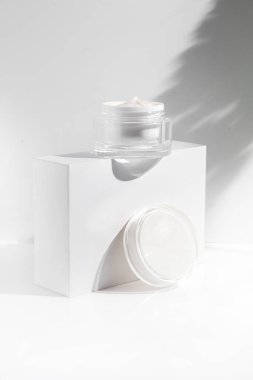 Makyaj malzemesi tıbbi cilt bakımı krem losyon şişesi ürünü, beyaz arka planda ambalaj.