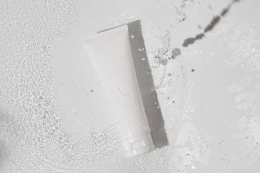 Makyaj malzemesi tıbbi cilt bakımı krem losyon şişesi ürünü, beyaz arka planda ambalaj.