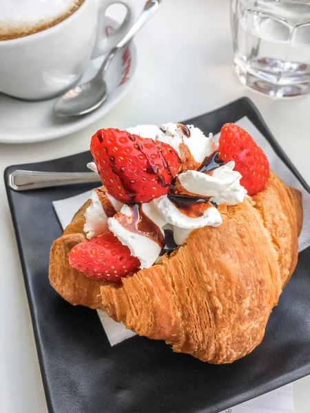 Italienisches Frühstück Croissant Gefüllt Mit Schlagsahne Und Erdbeeren Und Cappuccino — Stockfoto