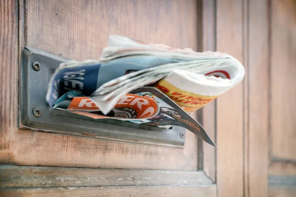 Muitos Folhetos Publicitários Estão Pendurados Uma Caixa Correio Sobrecarregada Fechar — Fotografia de Stock