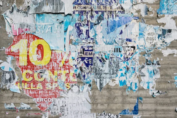 Carteles Coloridos Rasgados Vieja Pared Grunge Como Fondo Abstracto Creativo — Foto de Stock