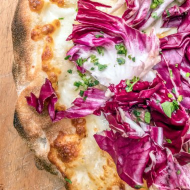 Mozzarella ve radicchio soslu Napoli pizzası. Klasik İtalyan tarifi..