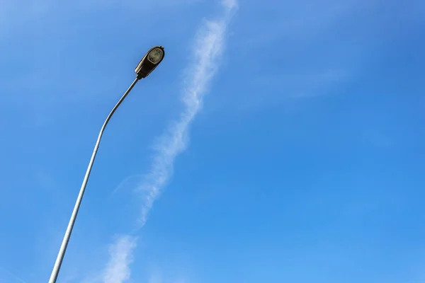 Vista Inferior Una Lámpara Calle Sobre Fondo Cielo Azul Tiempo —  Fotos de Stock