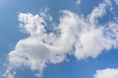 Beyaz kabarık bulutlu mavi gökyüzü arkaplanı.