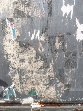 Grunge poster arka planını yırttı. Eski paslı bir reklam panosundaki yırtık reklam dokusu..