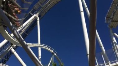 Hız treni. Gençler lunapark trenine binmekten hoşlanırlar..