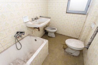 Tamir edilecek eski bir banyo. Restorasyon yapılacak. Çamur.