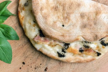 Pinsa romana ve scrocchiarella gurme İtalyan mutfağı. İtalya 'da geleneksel yemek.