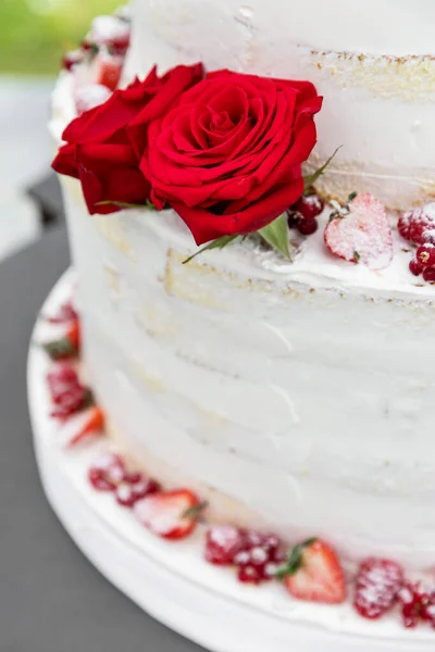 白色结婚蛋糕 配上真正的玫瑰装饰 — 图库照片