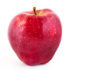 Beyaz arka planda izole edilmiş taze kırmızı elma meyvesi. Boşluğu kopyala.