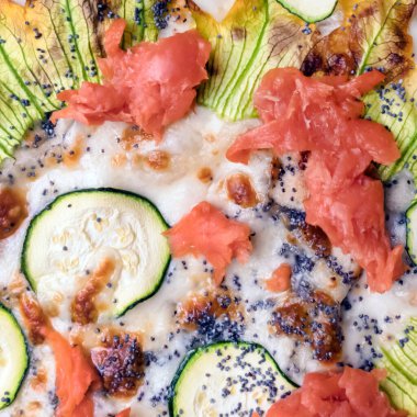 Pizza malzemeleri ayrıntıları. Somon ve sebzeli lezzetli pizza. İtalyan pizzası. Yakın plan..