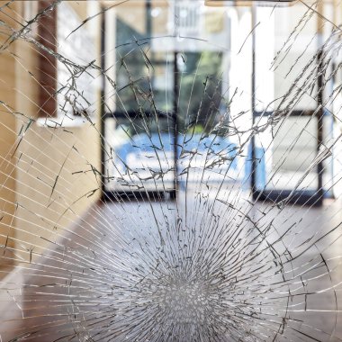 Kırık cam. Bir apartmanda güvenlik hırsızlığı ve vandalizm..