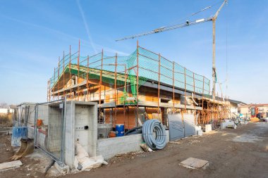İnşaat alanındaki yeni konut inşaatı devam ediyor.