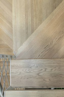 Modern ışık tonlu ahşap merdiven çağdaş bir evde, temiz çizgiler ve minimalist tasarım sergiliyor..