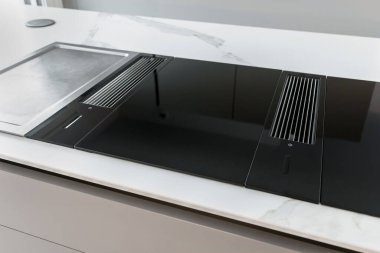 Entegre kapüşonlu Indüksiyon ocağı siyah cam hob ya da mutfak dolabındaki mermer ışıklı taş tezgahta indüksiyon hob.