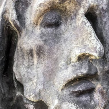 İsa 'nın taş heykeli. Taşa oyulmuş İsa Mesih 'in yüzüne yakın çekim