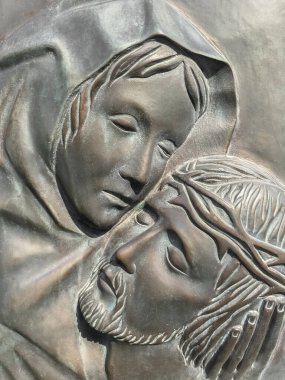 Çarmıhtan düşmüş İsa Mesih 'in ve Meryem Ana' nın bronz kolları. Paskalya ve din teması.