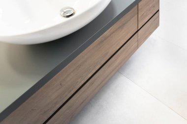 Gemi ahşap dolaplarla batıyor. Gösterişli, modern banyo..